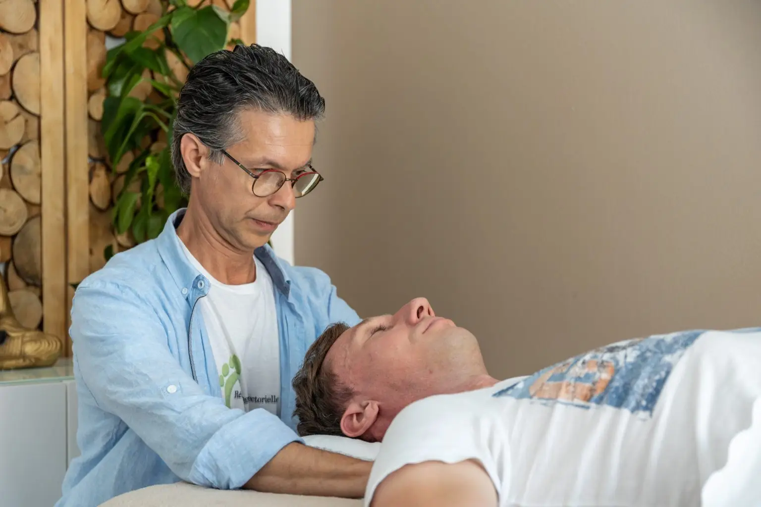 Lors d'une séance de Yukidō, la personne reste habillée et confortablement allongée. Par un toucher lent et précis, j'accompagne l'organisme là où il en a besoin, jusqu'à ce qu’il manifeste un regain de fraîcheur et d’équilibre. La séance se conclut par un échange sur les actions que la personne peut entreprendre pour prolonger les effets du soin. En cas de troubles chroniques, une cure de quelques jours peut permettre de ressentir rapidement des bienfaits durables.